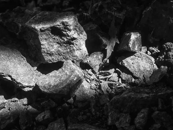Beyaz arka planda izole edilmiş mineral taşları, güneşten gelen gün ışığı kaba taşlara düştü.