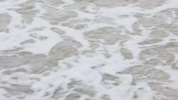 Fechar Areia Uma Praia Brasileira Dia Nublado Movimento Das Ondas — Vídeo de Stock
