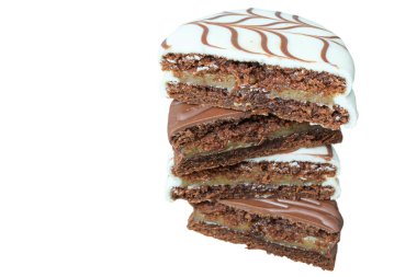 Beyaz çikolatayla kaplanmış ve dulce de leche ile dolu bir sürü Brezilya ballı keki..