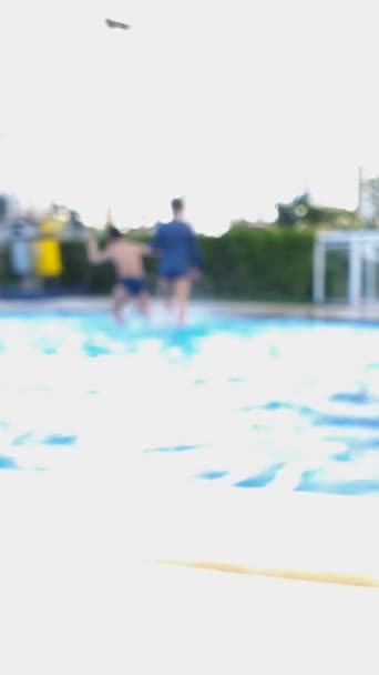 Děti Let Rozmazaném Videu Pozadí Hraje Fotbal Bazénu Slunečného Odpoledne — Stock video