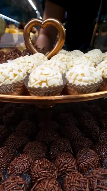 Braziliaanse Chocolade Fudge Bal Gestapeld Trays Traditionele Met Witte Chocolade — Stockvideo