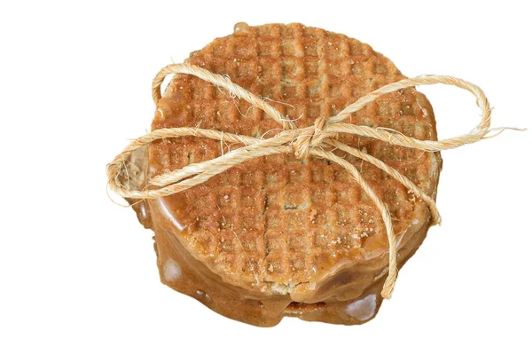 Sisal yayı ve şekerli şurubu olan birkaç stroopwafels yığını _ beyaz arkaplan.