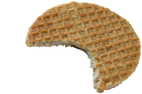 Närbild Ensam Stroopwafel Cookie Med Bite White Bakgrund — Stockfoto
