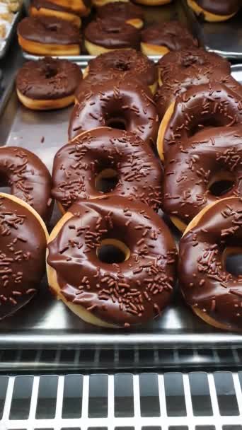 Donuts Cubiertos Con Crema Chispas Chocolate Escaparate Panadería Brasileña — Vídeo de stock