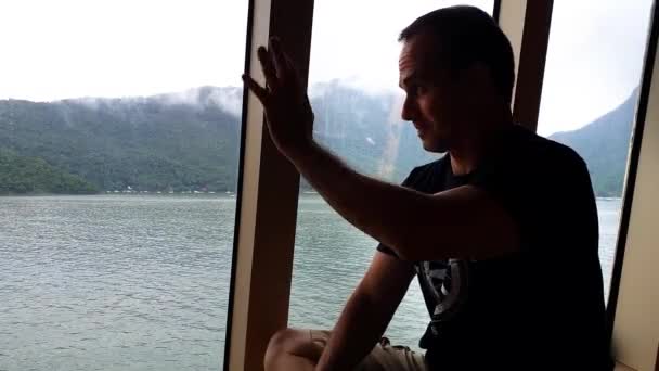 Letý Muž Okně Výletní Lodi Šťastně Loučí Lidmi — Stock video