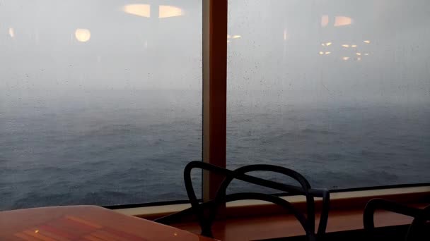 Stuhl Und Tisch Niemand Vor Dem Fenster Eines Kreuzfahrtschiffes Mit — Stockvideo