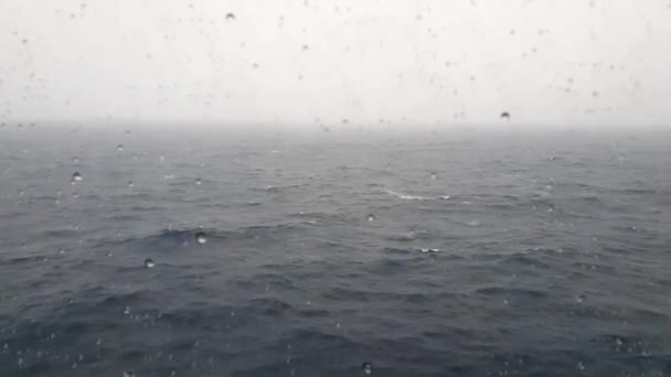 Aufgeregtes Meer Gefilmt Aus Dem Fenster Eines Kreuzfahrtschiffes Einem Regnerischen — Stockvideo
