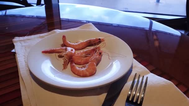 Boiled Prawns Plate Background Large Glass Window — Stockvideo
