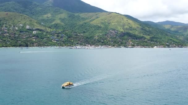 Small Boats Navigating Ilha Bela Bay Sunny Summer Day — Video