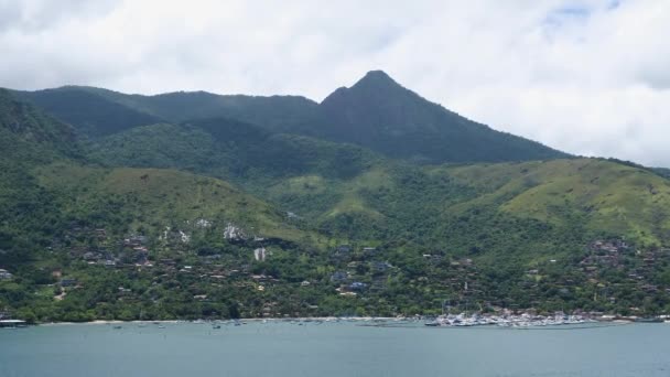 Closeup Bay Ilha Bela Showing Its Mountains Its Dock Sailing — 비디오