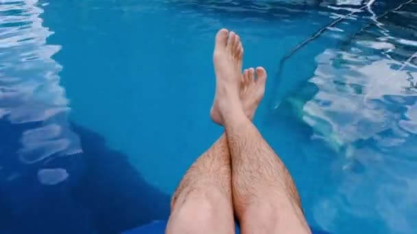 Homem Bóia Com Pernas Esticadas Relaxando Piscina Dia Ensolarado — Vídeo de Stock