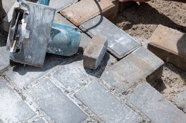 Güneşli bir günde kesilen beton blok parçası.