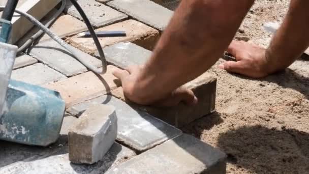 Zbliżenie Ręki Robotnika Budowlanego Niwelującego Betonowy Blok Małym Młotkiem Kowalskim — Wideo stockowe