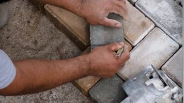 Sao Paulo, Sao Paulo, Brezilya - Mart, 09 2023: Brezilyalı inşaat işçisi beton testereyle bloğu işaretleyip kesiyor.