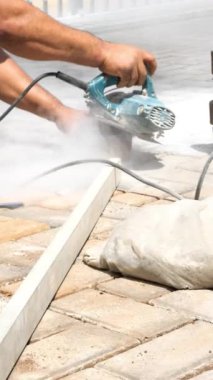 Sao Paulo, Sao Paulo, Brezilya - Mart, 09 2023: Bloğu kesmek için küçük beton testereyi kullanan Brezilyalı ve inşaat işçisi.