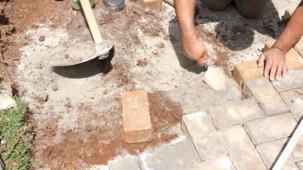 Brasileños Trabajadores Construcción Utilizando Una Paleta Azada Para Nivelar Suelo — Vídeos de Stock