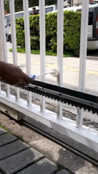 Daire Garajının Elektrik Kapısına Rötuş Yapan Boya Dikey — Stok video