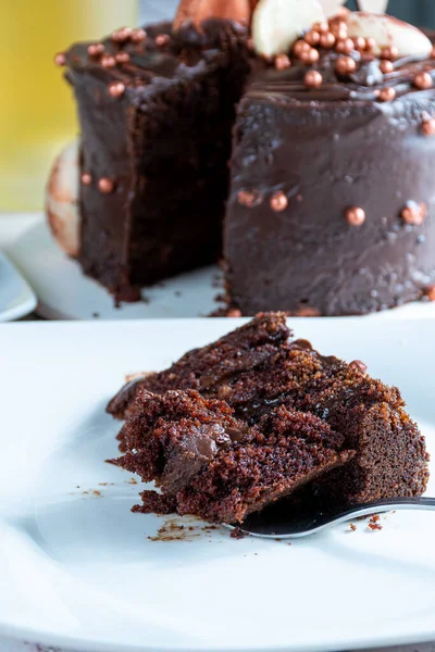 Шматочок Шоколадного Торта Темною Начинкою Ганаша Поруч Вилкою Видом Збоку — стокове фото