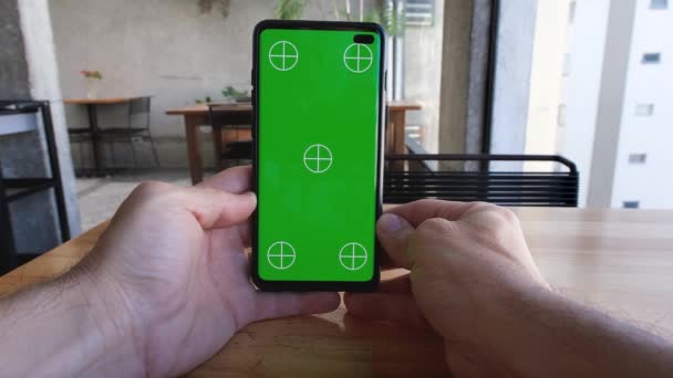 Erkek Ele Tutuşup Dikey Olarak Yeşil Ekran Işaretlerle Smatphone Izliyor — Stok video