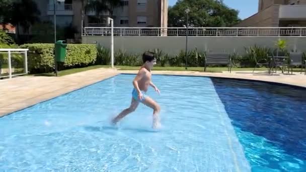 9岁的巴西男子在游泳池的浮标上跑着 错过了一个翻筋斗 — 图库视频影像