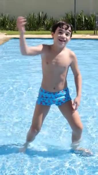 9岁的巴西人面带微笑 面对着摄像机 喊着要在游泳池里垂直俯冲 — 图库视频影像
