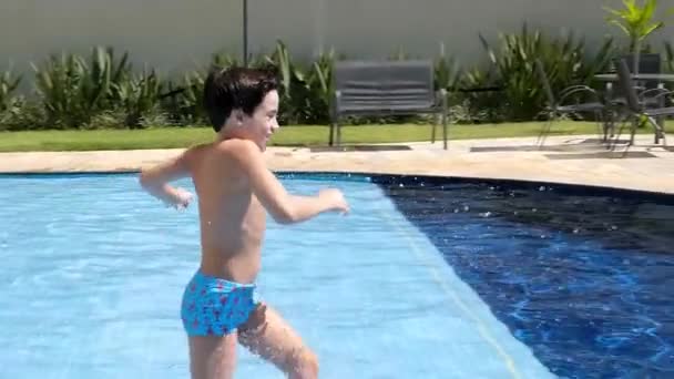 9岁的巴西人在游泳池的浮标上奔跑和翻筋斗 — 图库视频影像
