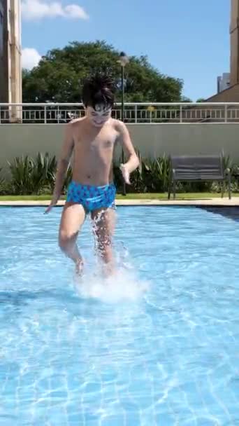 9岁的巴西人在游泳池里移动着双腿形成波浪 — 图库视频影像