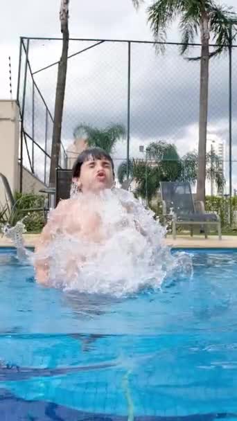9歳の子供が出現し 遅い動きでプールで潜水する_垂直 — ストック動画