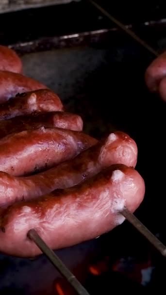 Salsichas Porco Espeto Sendo Grelhadas Churrasco Brasileiro Vertical — Vídeo de Stock