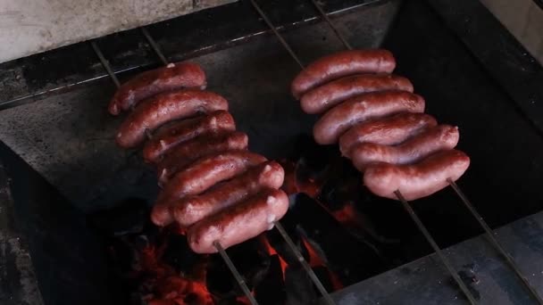 Saucisses Porc Sur Une Brochette Grillée Sur Barbecue Brésilien Vue — Video