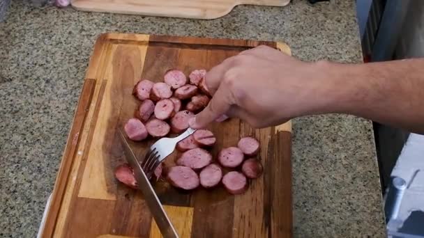 Homme Coupant Saucisse Porc Tranches Sur Une Planche Bois — Video