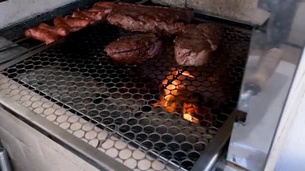Verschiedene Fleisch Und Wurstsorten Werden Auf Brasilianischem Grill Gegrillt — Stockvideo