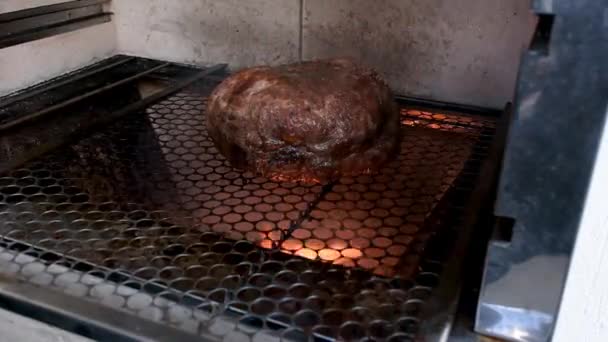 在巴西烤肉上烤的一大块牛肉驼峰牛排 — 图库视频影像