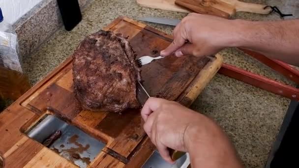 Homme Coupant Une Tranche Steak Bosse Pour Servir Les Gens — Video