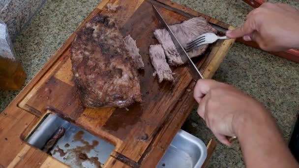 男人把一块驼峰牛排切成小块 为人们服务 — 图库视频影像