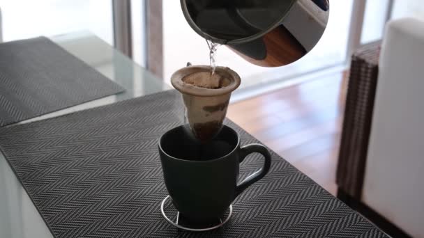 Primer Plano Del Filtro Café Tela Que Recibe Agua Caliente — Vídeos de Stock