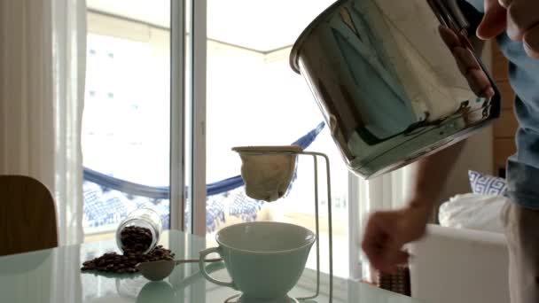 Hög Nyckel Video Man Gör Kaffe Sätta Varmt Vatten Trasfiltret — Stockvideo