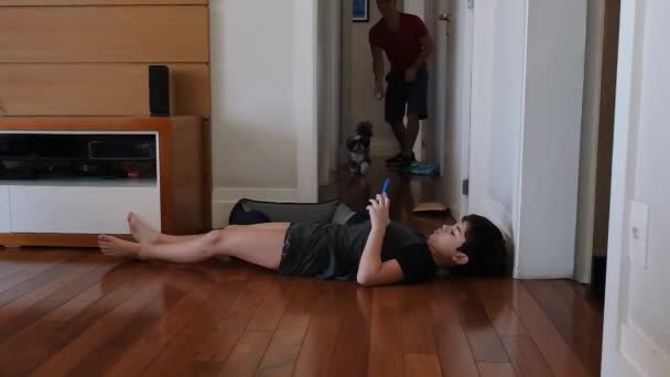 Yaşındaki Shih Tzu Uzanmış Bir Çocuğun Üzerine Atlıyor Neredeyse Düşüyordu — Stok video