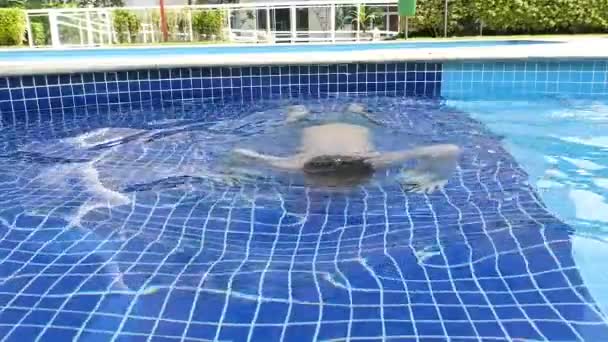 Let Staré Brazilské Dítě Vylézající Bazénu Slunečného Dne — Stock video