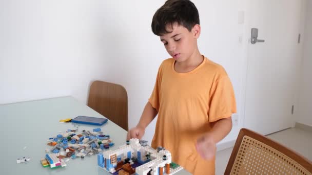Letnie Dziecko Bawiące Się Klockami Przeglądające Podręcznik Online Swoim Smartfonie — Wideo stockowe