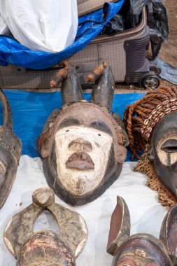 Sao Paulo, Sao Paulo, Brezilya - 14 Ocak 2024: Farklı etnik kökenlerden Afrika maskeleri satılmak üzere sergilenmektedir.