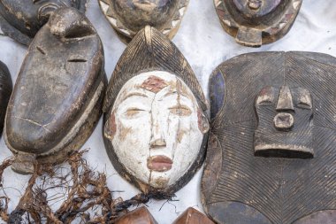 Sao Paulo, Sao Paulo, Brezilya - 14 Ocak 2024: Farklı etnik kökenlerden Afrika maskeleri satılmak üzere sergilenmektedir.