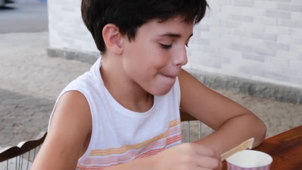 Tioåriga Brasilianska Barn Äter Glass Solig Eftermiddag — Stockvideo