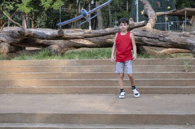 10 yaşındaki Brezilyalı çocuk güneşli bir öğleden sonra köpüklü uçağıyla oynuyor _ 6.