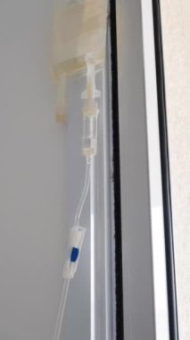 Hasta serum teçhizatıyla damara iltihaplanma önleyici ilaç alıyor..