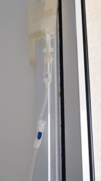 Пациент Получает Противовоспалительные Препараты Вену Через Сывороточное Оборудование Вертикальное — стоковое видео