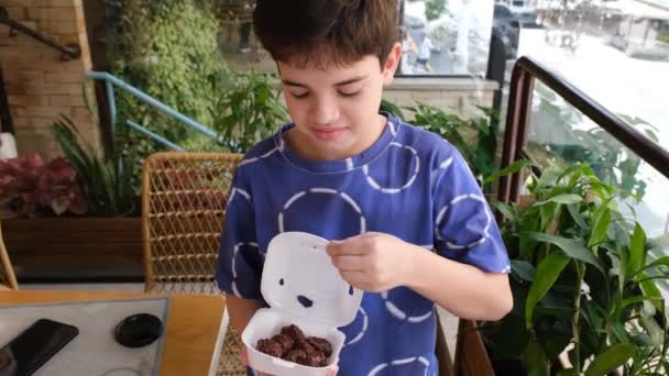 Souriant Enfant Brésilien Ans Tenant Mangeant Plusieurs Boules Caramel Brésilien — Video