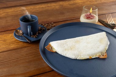 Eritilmiş mozzarella peynirli tapyoka, bir fincan sade kahvenin yanında. Geleneksel Brezilya yemeği _ 2.