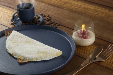 Eritilmiş mozzarella peynirli tapyoka, bir fincan sade kahvenin yanında. Geleneksel Brezilya yemeği _ 8.