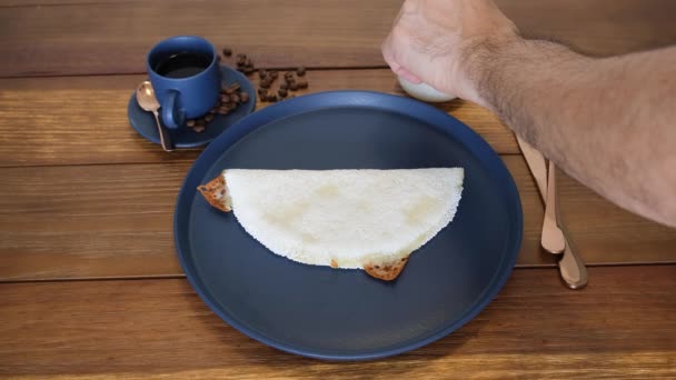 Keju Mozzarella Yang Meleleh Tapioca Disertai Dengan Secangkir Kopi Hitam — Stok Video